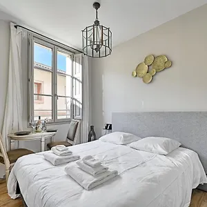  Apartment Au Coeur Des Papes, Dans Batisse De Charme & En Coeur De