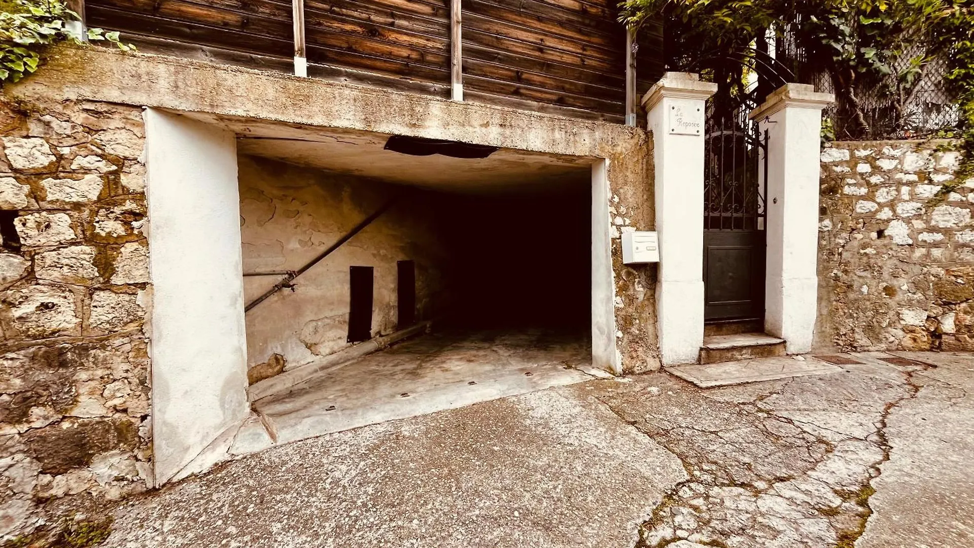 La Reposee, Bas De Villa En Plein Coeur De Vence contacts